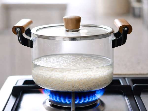 Non serve misurare l’acqua: il trucco semplice per il riso perfetto che quasi nessuno usa