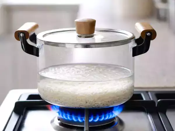 Non serve misurare l’acqua: il trucco semplice per il riso perfetto che quasi nessuno usa