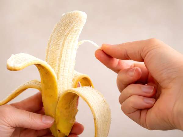 Quei fili sulla banana che tutti tolgono hanno una funzione sorprendente