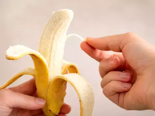 Quei fili sulla banana che tutti tolgono hanno una funzione sorprendente
