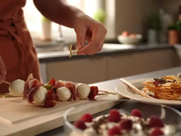 Menu del giorno, 12 maggio: spiedini, torta salata e gelati freschi