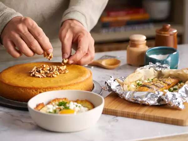 Menu del giorno, 13 maggio: un viaggio tra sapori con uova croccanti, merluzzo al cartoccio e torta di noci