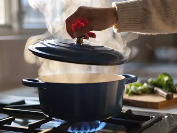 Coperchio sì o no? Prova questo metodo semplice per trasformare il sapore dei tuoi piatti oggi