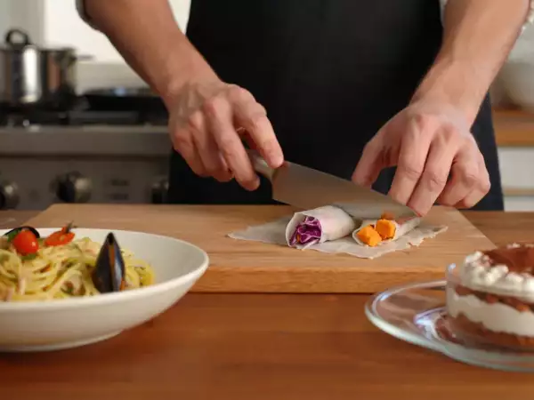 Menu del giorno, 17 maggio: involtini di sfoglia di riso, bavette con cozze e tiramisù