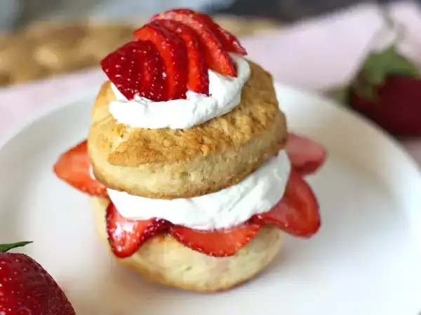 Scopri il dessert primaverile perfetto: un delizioso dolce alle fragole da non perdere