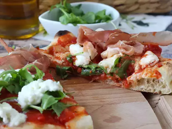 Dalla pizza alla pinsa: preparate a casa l'alternativa leggera del momento in tempo record