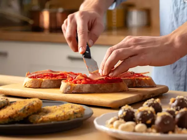 Menu del giorno, 26 maggio: bruschette, cotolette di melanzane e brigadeiro