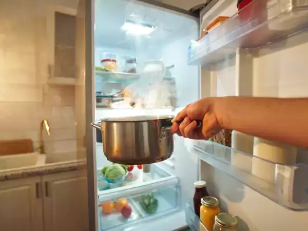 Perché è meglio lasciare raffreddare una casseruola con gli avanzi prima di riporla in frigorifero?