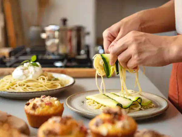 Menu vegetariano, 26 maggio: freschezza e sapori delicati con involtini, spaghetti e dolcetti brasiliani