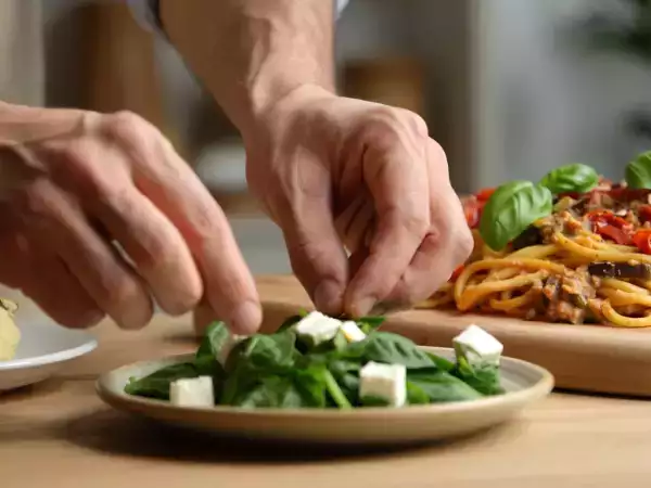 Menu vegetariano, 29 maggio: rustici di spinaci, spaghetti cremosi e dolci tentazioni al pistacchio
