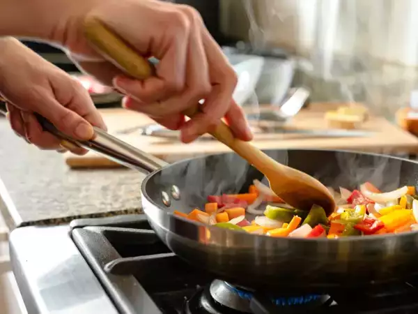Menu vegetariano, 30 maggio: un viaggio tra olive croccanti, insalata fresca e tiramisù al limone