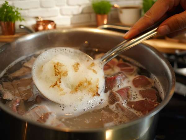Quella strana schiuma che compare sulla carne: la spiegazione che può cambiare il modo di cucinare