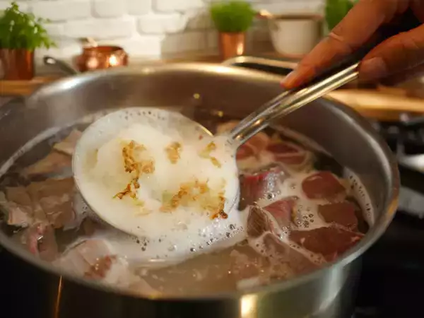Quella strana schiuma che compare sulla carne: la spiegazione che può cambiare il modo di cucinare