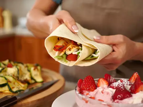 Menu del giorno, 5 giugno: spiedini di zucchine, big mac wrap e cremoso alla fragola