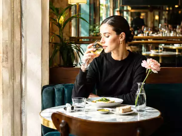 Perché sempre più italiani scelgono un 'tavolo per uno': il nuovo lusso che ridefinisce la cena