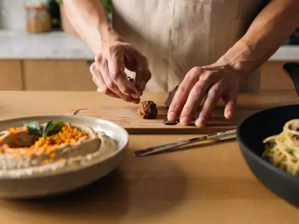 Menu vegetariano, 4 giugno: un viaggio tra hummus speziato, spaghetti cremosi e dolcetti al cioccolato