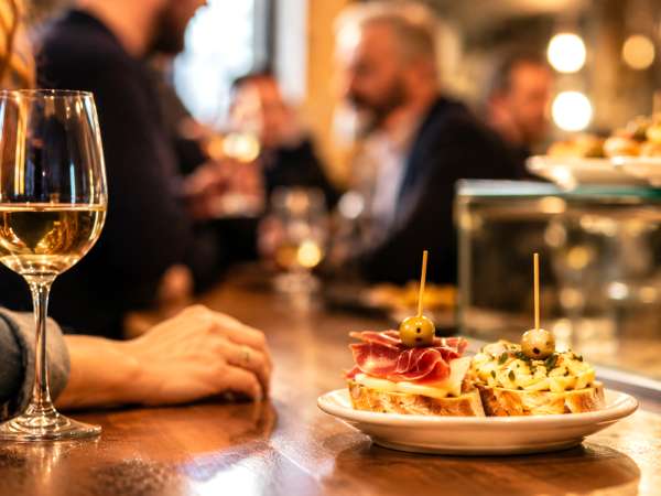 Tapas spagnole: la sorprendente storia del rito che ha trasformato il modo di mangiare in Spagna