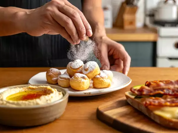 Menu del giorno, 13 giugno: un viaggio tra hummus, grilled cheese e bignè craquelin
