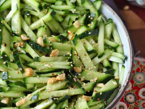 Non riusciamo a smettere di mangiarla: questa freschissima insalata di cetrioli è diventata la nostra ossessione del momento.