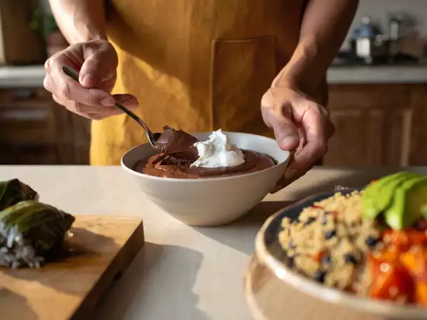 Menu vegetariano, 10 giugno: dolmades freschi, buddha bowl nutriente e torta mousse al cioccolato