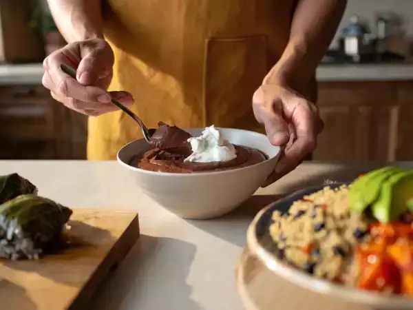 Menu vegetariano, 10 giugno: dolmades freschi, buddha bowl nutriente e torta mousse al cioccolato