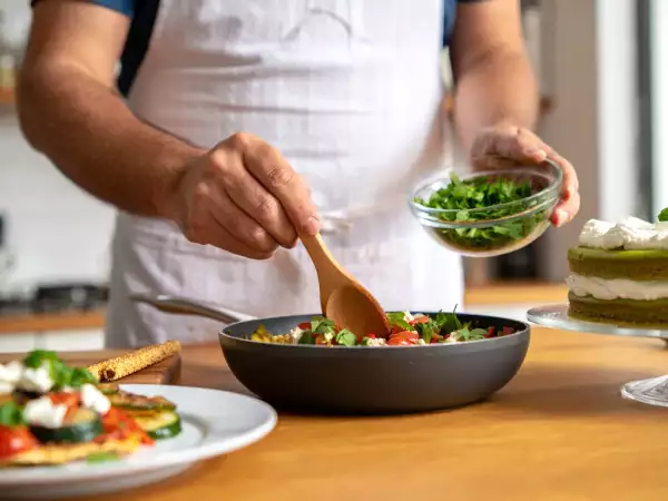 Menu vegetariano, 15 giugno: freschezza e sapori estivi con millefoglie, lenticchie e torta mojito