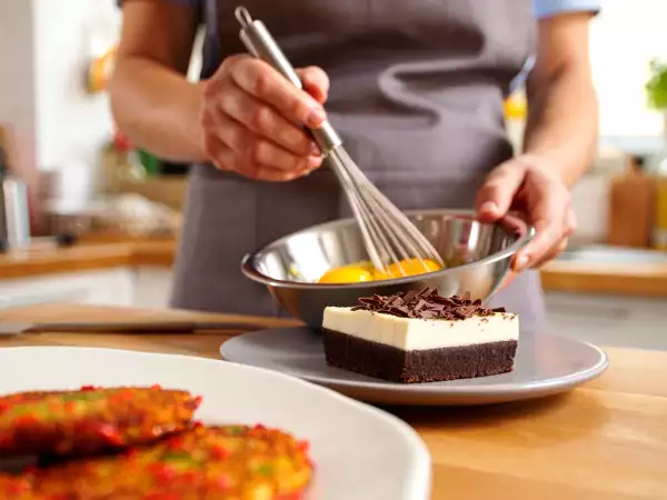 Menu vegetariano, 16 giugno: crocchette di miglio, frittata proteica e brownie cheesecake