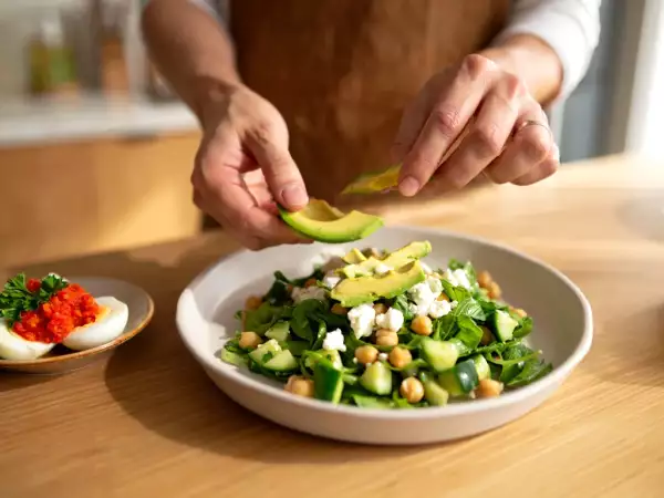 Menu vegetariano, 19 giugno: un viaggio di sapori freschi tra uova ripiene e insalate estive
