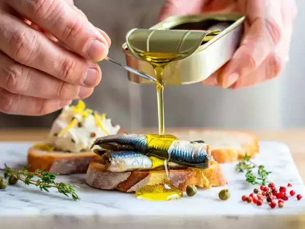 Butti via l'olio dalla scatoletta di sardine? Ecco perché stai sprecando molto più di quanto pensi