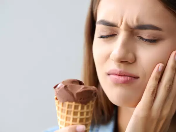Denti sensibili al freddo: come scegliere consigli naturali efficaci e provarli per lenire il dolore