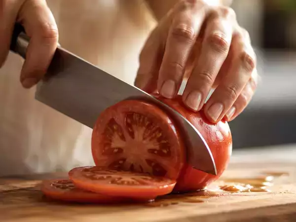 Attenzione: 5 ingredienti potrebbero danneggiare i vostri coltelli senza che ve ne accorgiate