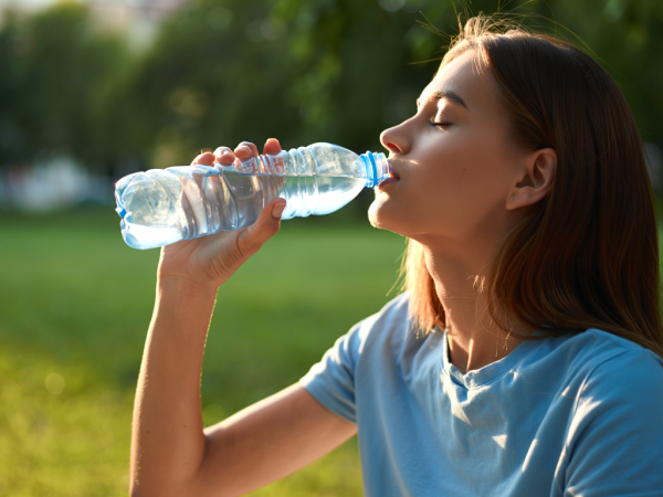 È sicuro riutilizzare ogni giorno le bottiglie di plastica? Cosa controllare prima di riempirle
