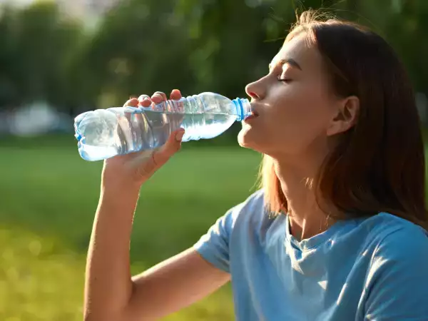 È sicuro riutilizzare ogni giorno le bottiglie di plastica? Cosa controllare prima di riempirle