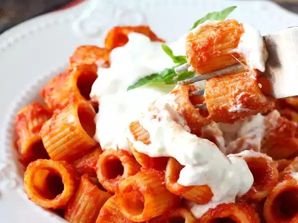 Non è la salsa: il tocco finale che trasforma una semplice pasta al pomodoro in un piatto memorabile