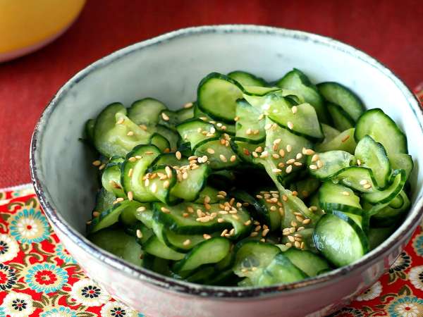 Mai più cetrioli insipidi: idee e ricette semplici per trasformare le insalate in piatti saporiti
