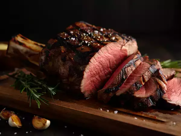 Carne a cena: consigli semplici per evitare bruciore e insonnia e migliorare la digestione