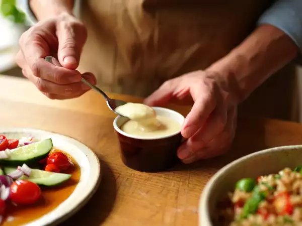 Menu vegetariano, 25 giugno: freschezza estiva con cetrioli, farro e dolci ciliegini