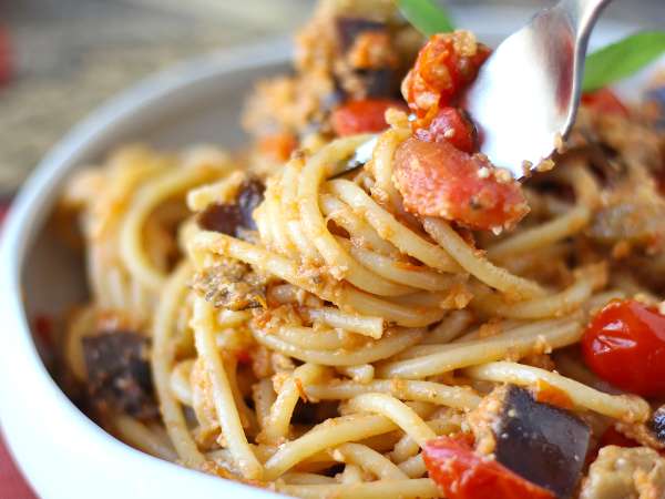 10 ricette con melanzane che fanno esplodere il profumo d'estate nella tua cucina in pochi minuti