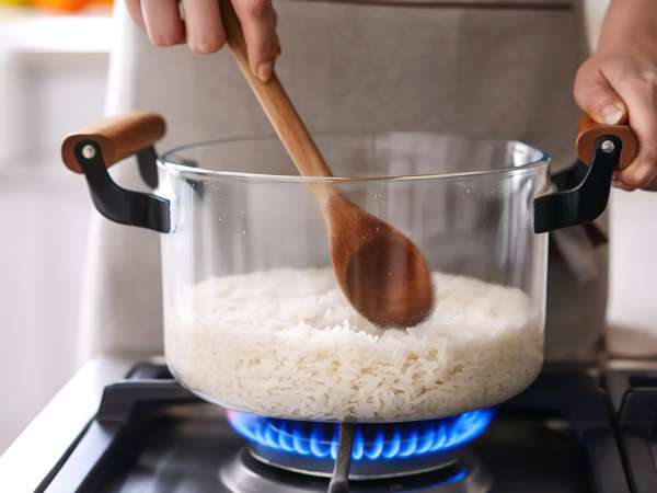 Come riscaldare il riso senza sbagliare: il metodo semplice che evita riso secco, duro o inzuppato