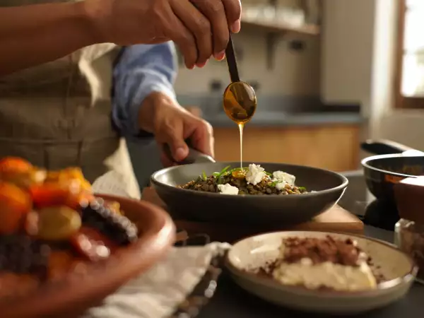 Menu vegetariano, 30 giugno: un viaggio tra lenticchie, tajine e tiramisù al cioccolato