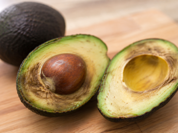 Avocado diventato marrone dentro? Prima di buttarlo leggi cosa significa davvero