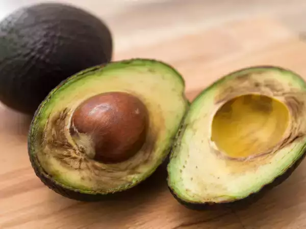 Avocado diventato marrone dentro? Prima di buttarlo leggi cosa significa davvero