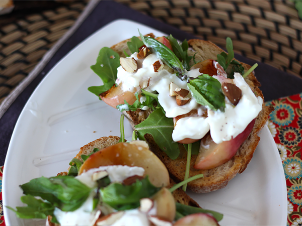 Burrata e frutta: abbinamenti estivi più golosi e i trend che vedi ovunque in questo periodo