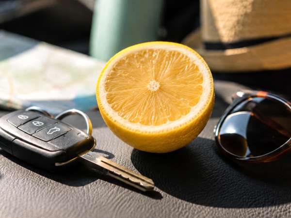 Mal d’auto in viaggio, l’odore di limone può davvero aiutare: quando usarlo e perché funziona