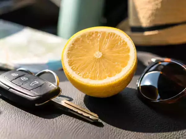 Mal d’auto in viaggio, l’odore di limone può davvero aiutare: quando usarlo e perché funziona