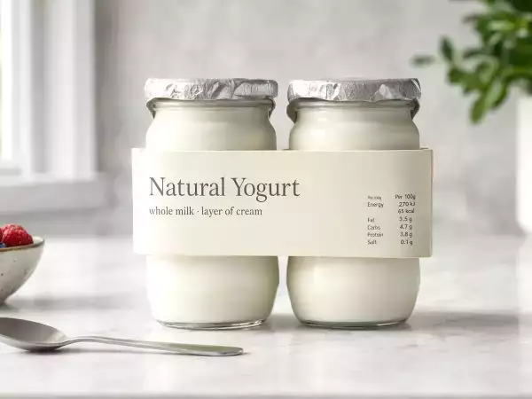 Non farti ingannare: molti yogurt appaiono sani, ma le etichette spesso raccontano una storia diversa quando le leggi