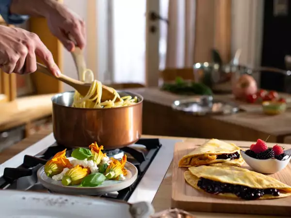 Menu vegetariano, 3 luglio: torta salata estiva, spaghetti verdi e dolci empanadillas ai frutti di bosco