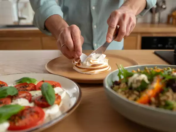 Menu vegetariano, 4 luglio: un viaggio tra sapori con plumcake, buddha bowl e dolcetti francesi