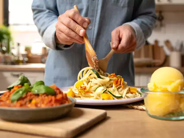 Menu vegetariano, 9 luglio: freschezza estiva con crema di pomodori, pasta e sorbetto al mango