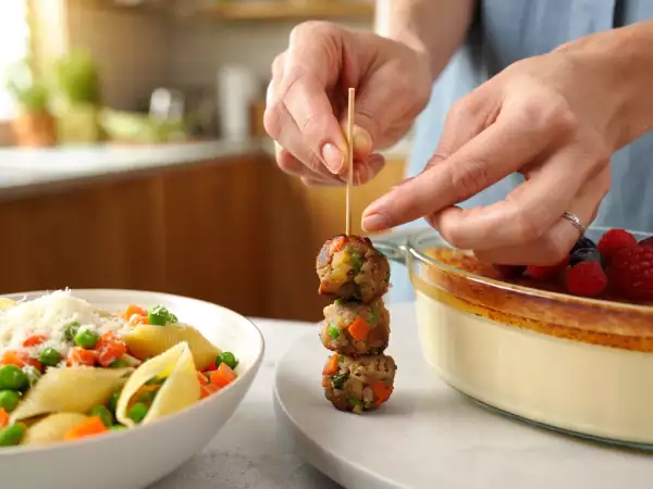 Menu vegetariano, 10 luglio: spiedini di melanzane e conchiglioni primavera con crema alla vaniglia